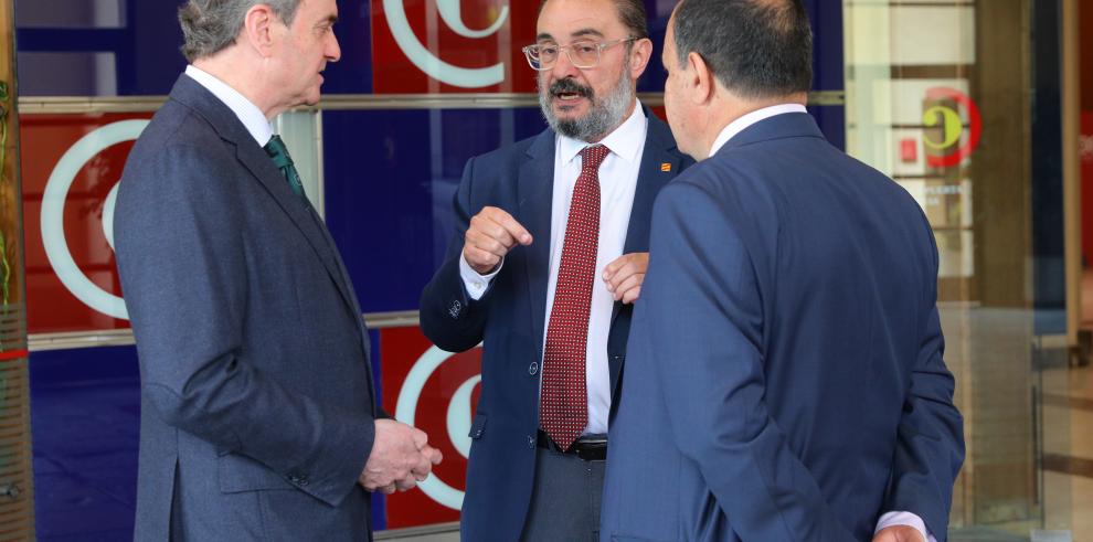 El Presidente de Aragón, Javier Lambán, visita la Cámara de Comercio de Zaragoza, donde se ha reunido con su presidente, Jorge Villarroya, el director general, José Miguel SánchezLUIS CORREAS, Gobierno de Aragón